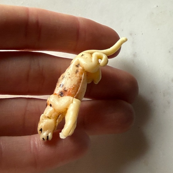 Rare 1960s Cracker Jack toy Cream Brown cheetah big cat acrylic leopard Figurine - Picture 3 of 5